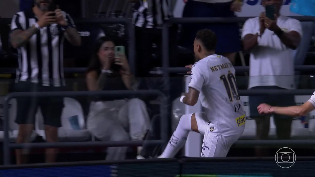 Por subir no alambrado e comemorar com a torcida, Neymar levou cartão amarelo. Via ge