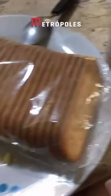 🚨ALERTA DE FOFURA. Cachorro só aceita biscoito da dona se tiver molhado no café.