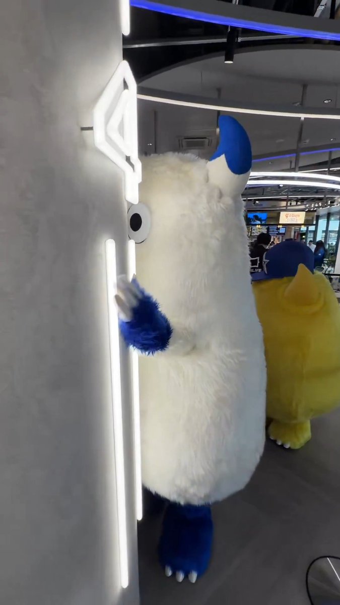 オープン5分前、、、 カメラに向かって手を振る #チャピー さんと、『THE LIVE』の施設内の照明に夢中(？)になる #バート さんの様子です😶 #baystars #thelive #basegate