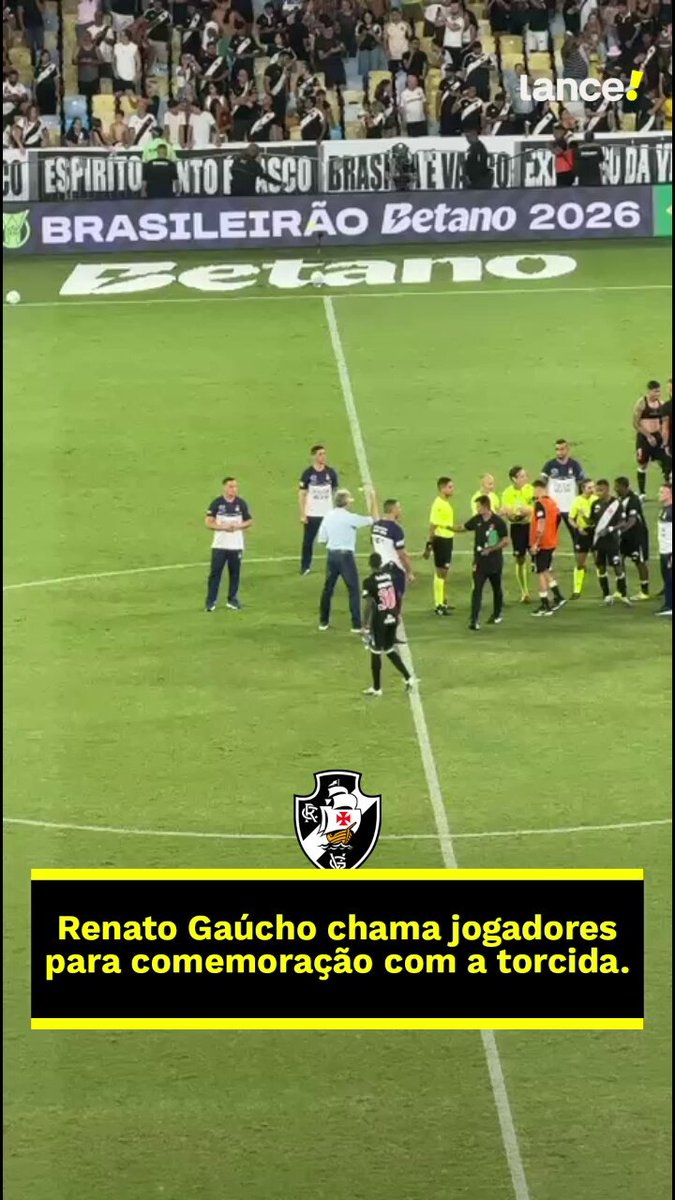 O TIME DA VIRADA! 🎶💢 O Vasco conseguiu uma virada incrível sobre o Fluminense no Maracanã e o técnico Renato Gaúcho levou os jogadores para a comemoração com os torcedores. Tá gostando do trabalho do novo comandante? 🤔 #Redes8 #Lancedigital