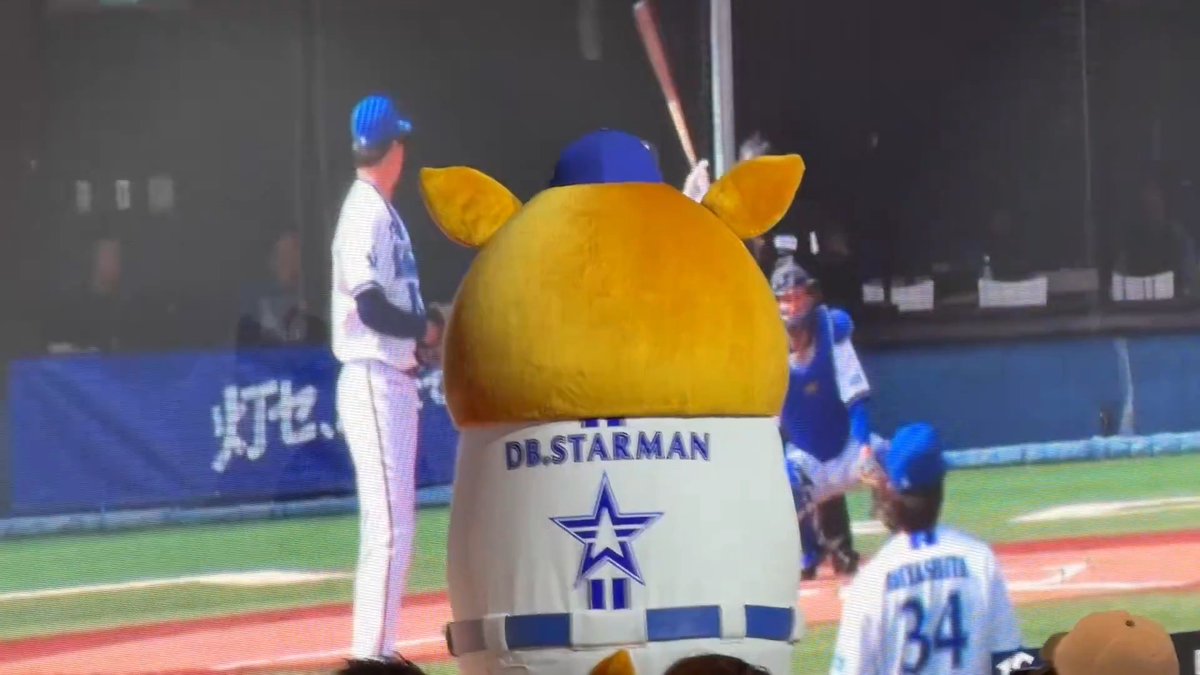 満員のTHE LIVE 、、、 大型ビジョンに釘付けになる #スターマン さんをお届けします😧 #baystars #thelive #basegate
