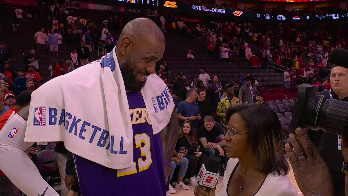 "I love you, you're awesome, so I had to come back and do this interview for you." LeBron James came back for the interview with Lisa Salters even though he needs to ice his elbow 😂👑