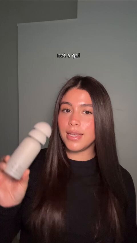 Meet the CÉCRED HEAT ACTIVATED SILK GLAZE Achieve glass-like straight styles fast. This first-of-its-kind silkening styler activates with heat and tension, locking out humidity and delivering a long-lasting, glassy finish without the heavy feeling shop