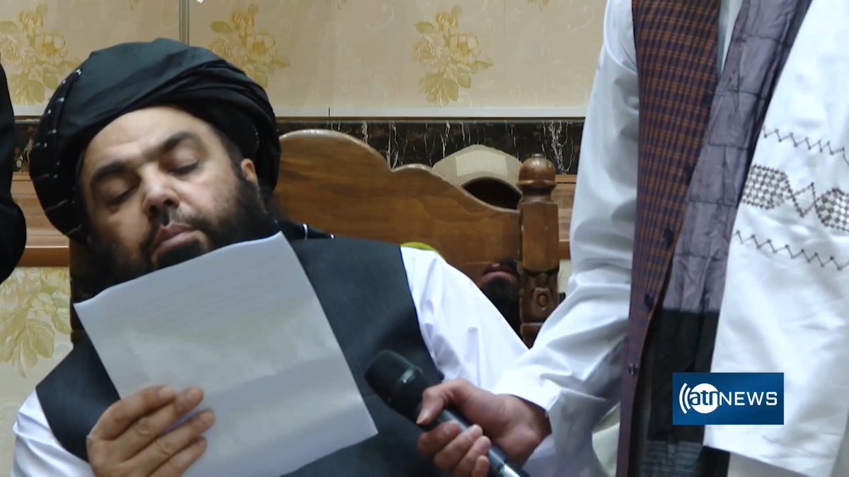 عبدالکبیر: از تمامیت ارضی و حاکمیت ملی کشور دفاع میکنیم مولوی عبدالکبیر، وزیر امور مهاجرین و عودتکنندگان امروز (پنجشنبه) در این مراسم ادای عید سعید فطر که در اگر ریاست جمهوری برگزار شد گفته است که از تمامیت ارضی و حاکمیت ملی کشور دفاع میکنیم. در این مراسم، امیرخان متقی، وزیر امور خارجه، مقامات بلند پایهای امارت اسلامی، سفیران و دیپلوماتهای کشورهای مقیم کابل، علما و مجاهدین نیز حضور داشتند. مولوی عبدالکبیر در سخنرانی خود ضمن تبریک عید، گفت که این عید در شرایطی برگزار میشود که منطقه و جهان با تحولات و خشونتهای مختلف روبهرو است و ادامه آن تهدید جدی برای ثبات منطقه و جهان به شمار میرود. وی تاکید کرد که تقویت نظام اسلامی، تطبیق شریعت، عدالت و اتحاد ملی از اولویتهای اساسی امارت اسلامی است. وزیر امور مهاجرین و عودتکنندگان افزود که تطبیق پروژههای بزرگ منطقهای، توسعه تجارت، فعالسازی مسیرهای ترانزیتی، مدیریت شفاف منابع طبیعی، رشد زراعت و توسعه زیربناها بخشهای مهم برنامههای توسعهای حکومت است. مولوی عبدالکبیر گفت که افغانستان میتواند به یک پل مهم همکاری اقتصادی میان جنوب و آسیای مرکزی تبدیل شود. وی افزود که سیاست افغانستان اقتصادی، متوازن و مبتنی بر اصول حسن همجواری است و کابل خواهان روابط بر اساس احترام متقابل و منافع مشترک با همه کشورها است. همچنین، وزیر امور مهاجرین و عودتکنندگان حملات اخیر پاکستان را محکوم کرد و گفت که این اقدامات خلاف اصول بینالمللی و اسلامی است. وی تصریح کرد که جنگ به نفع مردم هر دو کشور نیست و از علمای پاکستان و مردم این کشور خواست تا اجازه ندهند روابط دو ملت مسلمان قربانی خواست قدرتهای خارجی شود. وی از کشورهایی که برای گفتگو و حل دیپلماتیک میان افغانستان و پاکستان تلاش کردهاند، تشکر کرد و افزود که افغانستان درهای خود را برای مذاکرات باز نگه داشته اما در برابر هر تجاوز آماده پاسخ است و نیروهای افغان از حاکمیت ملی و تمامیت ارضی کشور دفاع خواهند کرد. وزیر امور مهاجرین همچنین خاطرنشان کرد که افغانستان میزبان میلیونها عودتکننده از ایران، پاکستان و سایر کشورها است. وی با اشاره به تحولات منطقه، خشونتها در خلیج فارس و حملات امریکا و اسرائیل بر ایران را محکوم کرد و از کشورهای اسلامی خواست که نسبت به چنین رویدادها بیتفاوت نباشند. #آریانانیوز #افغانستان #حاکمیت_ملی #عید #عدالت_و_ثبات #امارت_اسلامی #حاکمیت_ملی #مولوی_عبدالکبیر