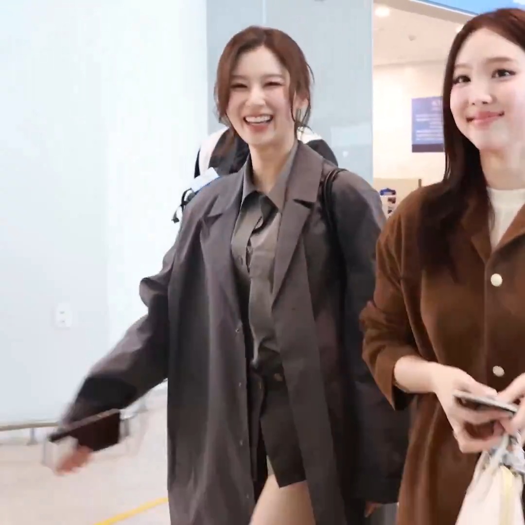 사나 오늘 착장 어른여자의 정석이시다... 너무 스윗한 어른언니라서 마음이 힘들어요 (근데 팬들 편지 받을때 귀여워서 최종 아기로 결론내림