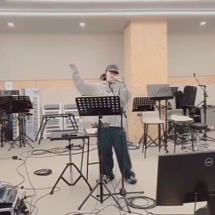 So now we have 6 versions of Eclipse 1. Original (2020) 2. 門OON Ontact Acoustic (2020) 3. Director’s Cut Dancebreak (2022) 4. MY CON Live Band Performance (2023) 5. MUSEUM Orchestra (2025) 6. MUSEUM Live House Band (2026) — #문별 #MOONBYUL