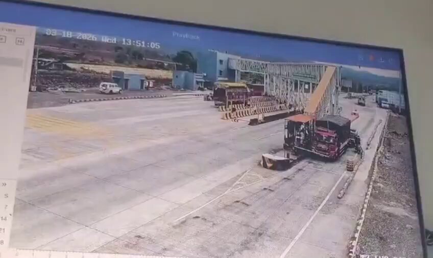 📍Umarkhed–Mahagaon Road, Bijora Toll Plaza, Maharashtra: A speeding truck driver, allegedly drunk, lost control and rammed into an auto and a bike coming from the opposite side. The impact threw both vehicles onto the road.