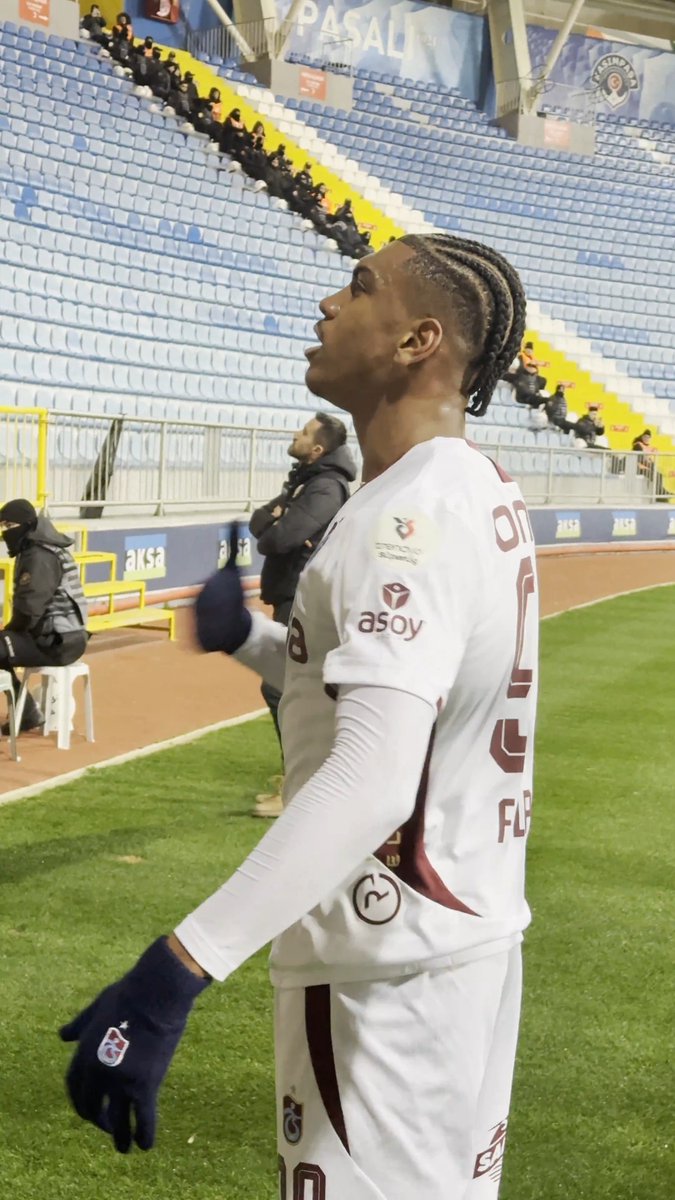 felipe’nin golü sonrası arkadaki ev sahibi tribünlere fokus 😁
