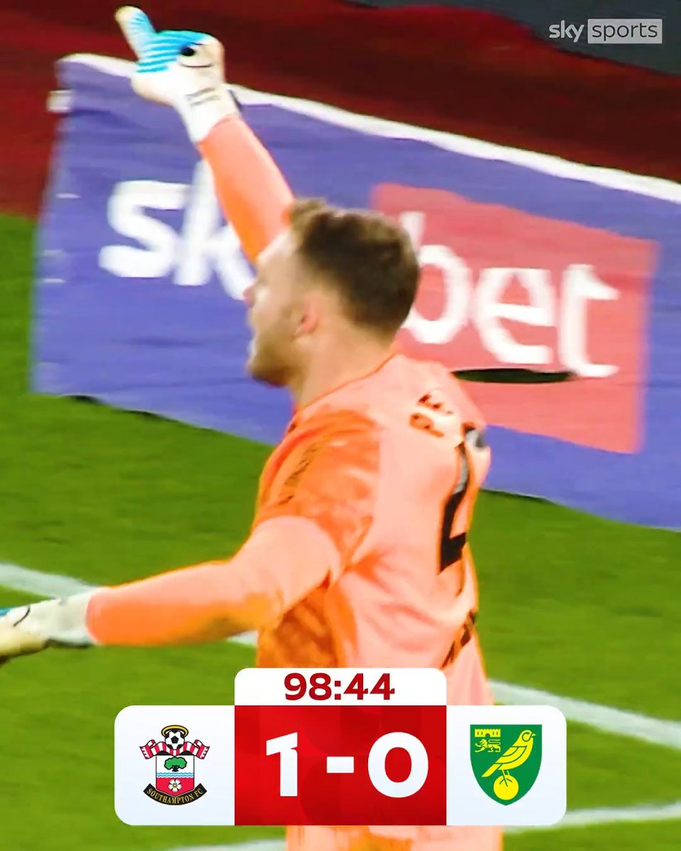 A crucial stop from Southampton's Daniel Peretz deep into stoppage-time! 🧤❌