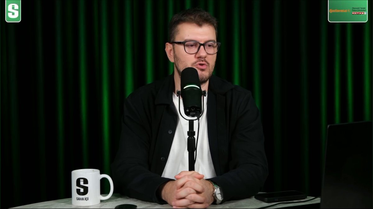 🗣️ Sinan Yılmaz: "Peki ne olması lazım? Seneye de burada olması için, Galatasaray bir Şampiyonlar Ligi takımı olarak her sezon buralarda görmek için ne yapmak lazım? İstikrar. Bence seneye de Okan Buruk ve Dursun Özbek ile birlikte devam etmek ve bunu devam ettirmek, yıllarca devam ettirmek çok önemli bir durum. Artık Avrupa'da da bir şeyler yapabileceğini ispat eden bir Okan Buruk'un ardından ne olursa olsun devam etmek, bir istikrar sağlamak gerektiğini düşünüyorum. Sevmeyeni de çok olsa da Dursun Özbek yönetimi ve Okan Buruk teknik heyeti 3 yıl önce, 4 yıl önce göreve geldiklerinde ciddi anlamda bir enkazın üzerine geldiklerini kabul etmemiz gerekir. Hem kadro enkazı hem işte tesisler. Ve Okan Buruk'la da iyi bir birliktelik devam etti, güzel bir kimya oluştu ve Okan Buruk'un da birçok hem teknik taktik olarak gelişimi hem oyuncuları gelişimi olarak hem teknik heyet tarafı Galatasaray'ı yükseltti, yüceltti. Ama daha önemlisi 4 yıl boyunca hep üzerine koyan bir Galatasaray çıktı ve bunun devam etmesi gerektiğini düşünüyorum. Okan hoca kırılmasın, dökülmesin ve iki kere gidip üç kere gelmek zorunda falan kalmasın. Devam etsin. Devam etsin ve orada istikrarlı bir şekilde tecrübelenmeye devam etsin Galatasaray." (Saha içi)