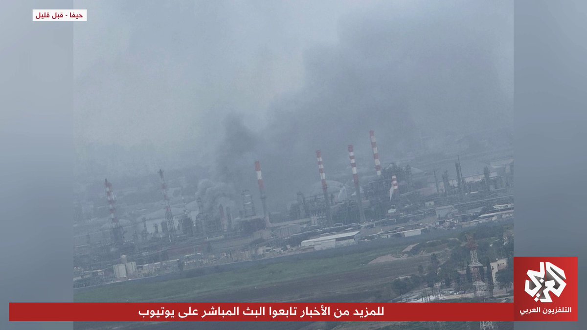 مشاهد تظهر تصاعد سحب دخان كثيفة بعد سقوط صواريخ إيرانية في محطة البتروكيماويات في خليج حيفا يحيى نافع
