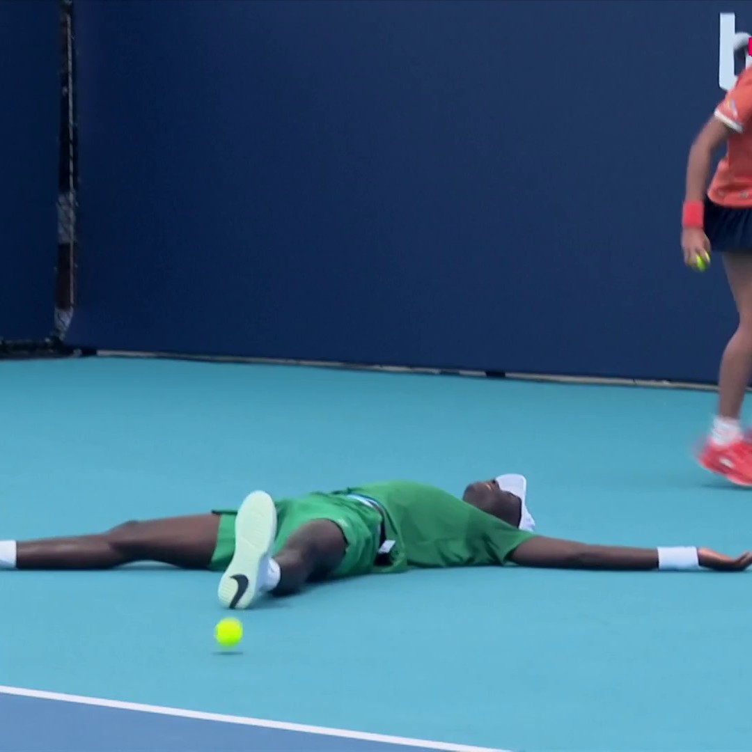 🤯 HÉROÏQUE MOÏSE KOUAMÉ ! Malgré des crampes, le Français de 17 ans s'impose face à Svajda (5-7, 6-4, 6-4) et remporte son premier match sur le circuit ATP ! Suivez le #MiamiOpen sur Eurosport et HBO Max #HomeOfTennis