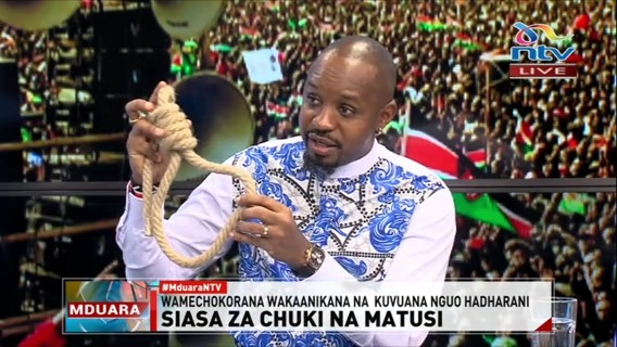Boniface Mwangi: Hii kamba ni ya kunyonga wanaoiba mali ya umma. Economic thieves watakuwa sentenced to death nikichaguliwa kuwa rais. Tutakuwa na siku za kunyonga watu pale Uhuru Park. #MduaraNTV Fred Muitiriri Erikanda