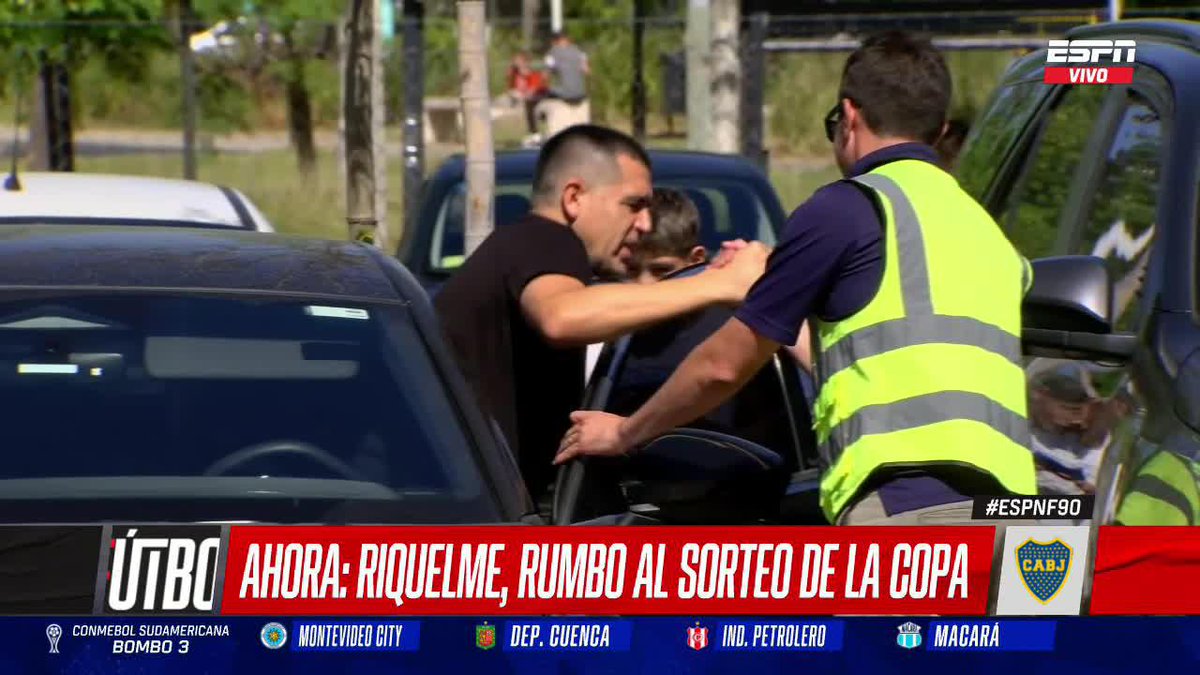 ¡ROMÁN ESTACIONA MUY BIEN! Riquelme llegó manejando al aeropuerto para volar rumbo al sorteo de la CONMEBOL #Libertadores. ▶️ Mirá #ESPNF90 en el Plan Premium de #DisneyPlus