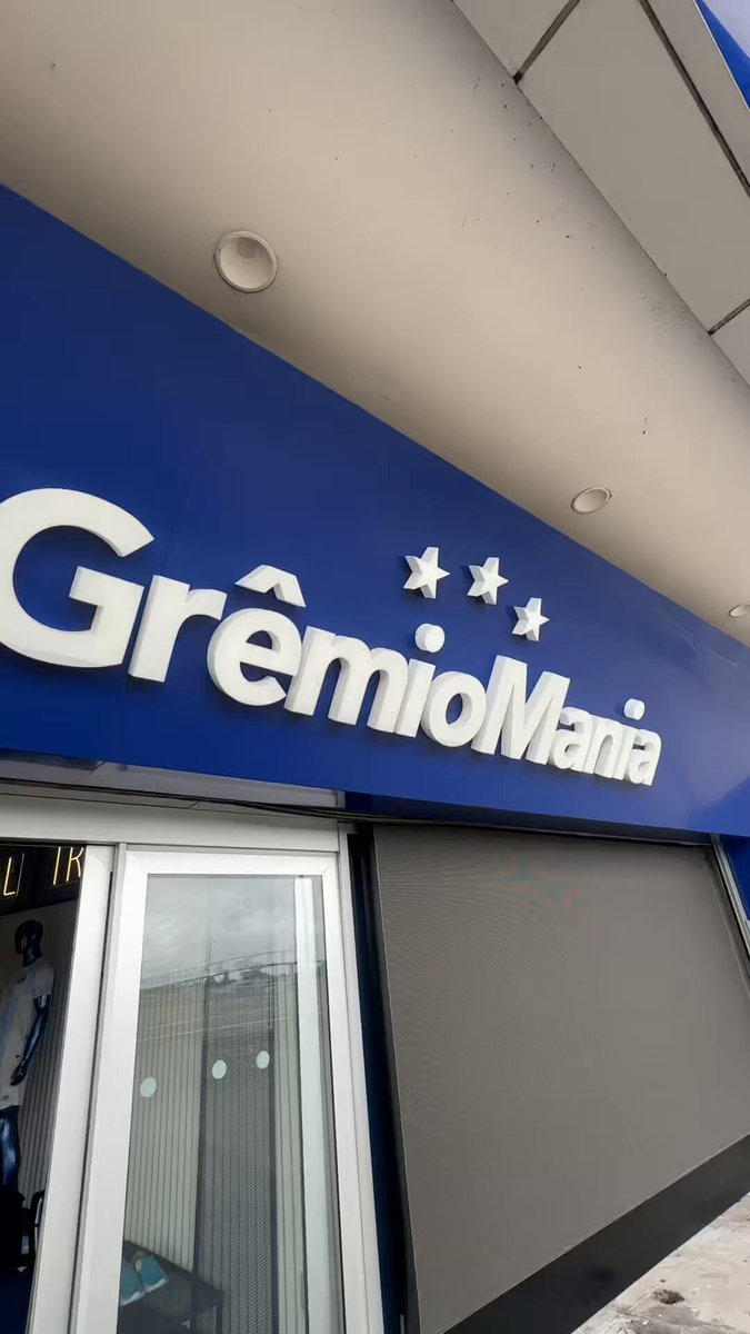 VEM PRA GRÊMIOMANIA! 🇪🇪 Hoje é dia de alentar o Tricolor e já garantir o novo manto. A nossa Megastore está funcionando a todo vapor e seguirá aberta após o fim da partida! ⌚️Funcionamento: até às 21h30