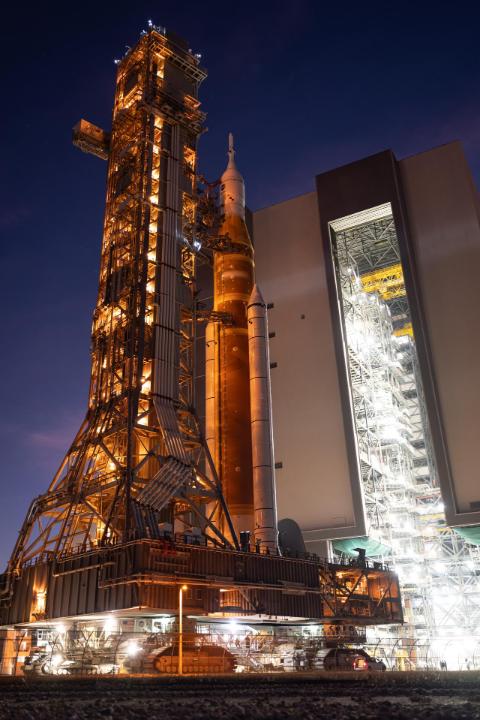 Vamos rumbo a la Luna. 🌙 Tenemos previsto trasladar el cohete y la nave espacial de NASA Artemis II a la plataforma de lanzamiento hoy a las 8 p.m. hora del este. Su primer intento de despegue está programado para el 1 de abril.