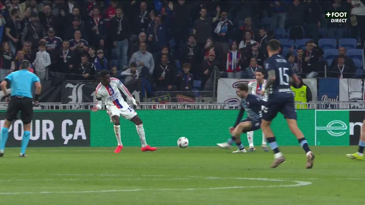 Coup dur pour l'OL qui se retrouve à 10 après 19 minutes suite à ce carton rouge pour Moussa Niakhaté 🔴 Mérité ou sévère selon vous ? #OLCLT｜ #UEL