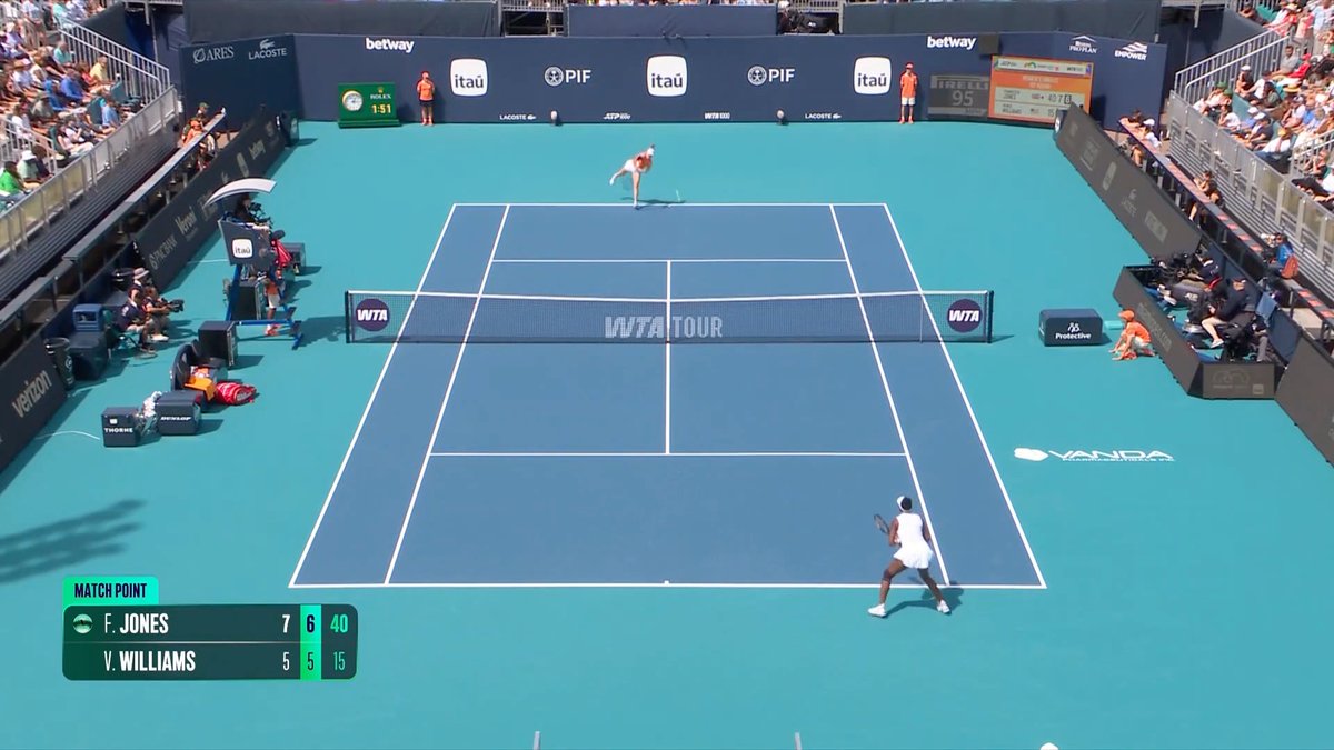 ♥️🥹 El saludo en la red entre Francesca Jones y Venus Williams - Venus: "Bien jugado. ¡Buena suerte!" - Francesca: "Todavía tengo tu póster en mi habitación" - Venus: "Ay, qué lindo. Gracias, buena suerte"