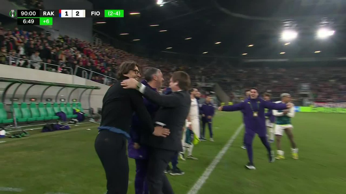 ¡¡DE MITAD DE CANCHA Y SIN ARQUERO PARA LIQUIDAR LA SERIE!! Marin Pongracic probó desde muy lejos y metió un golazo para que Fiorentina gane 2-1 ante Rakow (4-2 global) y avance a Cuartos de final de la #ConferenceLeague. 📺 Toda la #UECL por #DisneyPlus Plan Premium