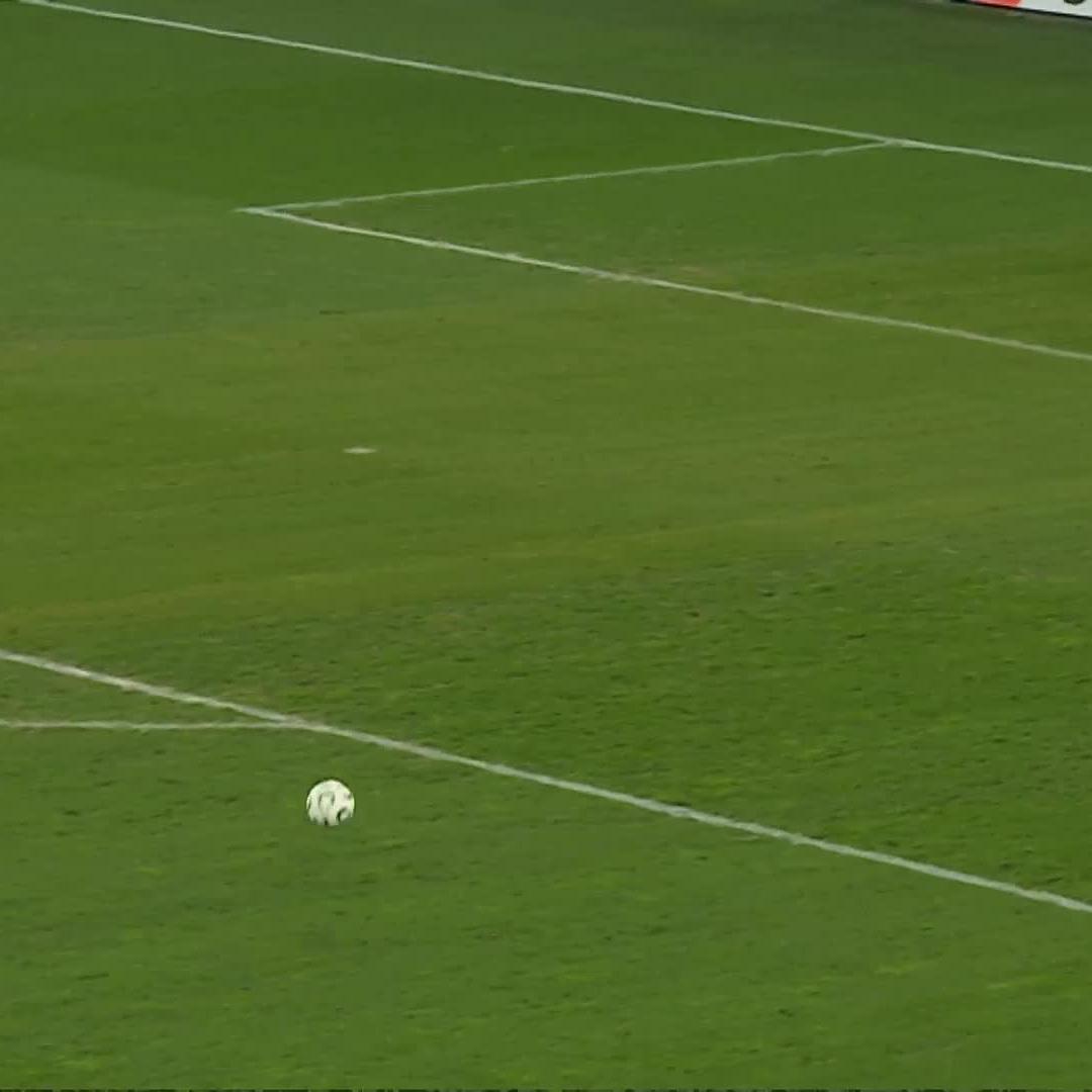 CO TU SIĘ WYDARZYŁO... 🤯 Oliwier Zych nie zdążył wrócić z pola karnego rywala i Marin Pongracic trafił do pustej bramki! ⚽ #UECL