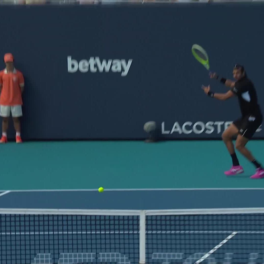 Matteo Berrettini crushes a forehand winner down the line against Muller in Miami. ‘The hammer’ for a reason. 😮‍💨 🇮🇹🔨