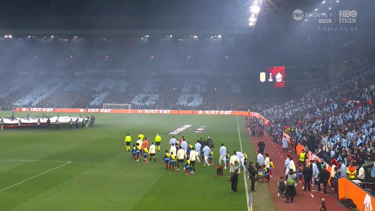 The Aston Villa fans pay tribute to Unai Emery following his 100th win as the club's manager 👏 📺 TNT Sports & discovery+ UK