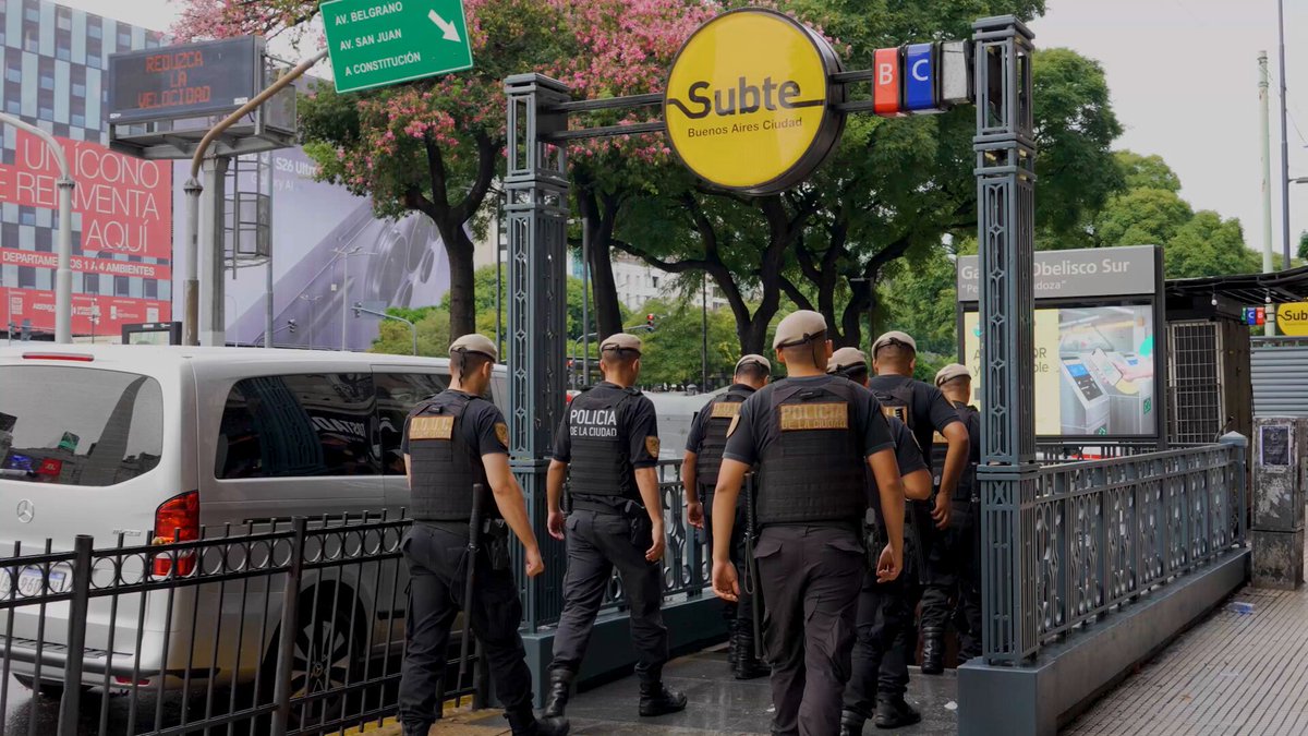 Por decisión del Jefe de Gobierno Jorge Macri, se realizó un operativo de saturación de 1.000 efectivos de la Policía de la Ciudad en simultáneo en todas las líneas de subte. Además, 300 agentes estarán todo el día, todos los días, en las 90 estaciones para garantizar mayor control y prevención.