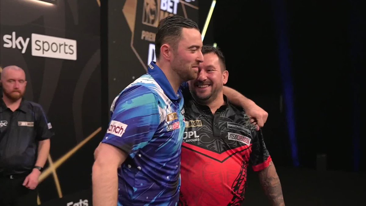 COOL HAND KO's CLAYTON! Luke Humphries ends Jonny Clayton's incredible quarter-final record in this year's Premier League! The reigning champion defeats Clayton 6-3 to complete the semi-final line-up in Dublin! 📲 #PLDarts | QF4