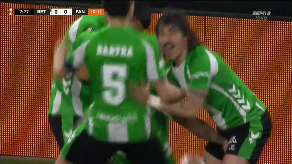 🇨🇴 AL PALO Cucho Hernández y después gol del #RealBetis para el 1-0 ante #Panathinaikos, al 8’