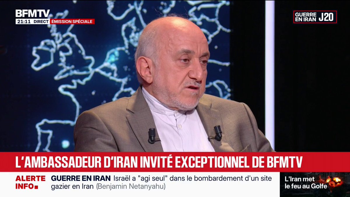 مرتیکه سفیر جمهوری اسلامی با فرانسه حرف زدنش داره جون میکنه و با هر‌کلمه ای که از دهنش خارج‌ میشه یک‌فحش ‌به شعور آدمیزاد ‌میده، اونوقت اون دوتا خبرنگار‌ مفلوک در‌مقابل جفنگیات مردک‌کریه کم آوردن !