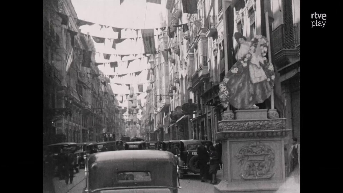 La Filmoteca de Valencia ha recuperado unas imágenes de las Fallas de 1932, las primeras de la Segunda República y las primeras en las que las mujeres ocuparon puestos relevantes en las comisiones. 🎙️ Ernest Zurriaga | RTVE Comunitat Valenciana ▶