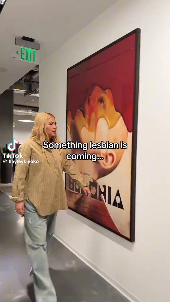 Algo lésbico está vindo...GIRLS LIKE GIRLS NOS CINEMAS!!!! Libera a data pro Brasil Hayley Kiyoko 🙏🏻🙏🏻