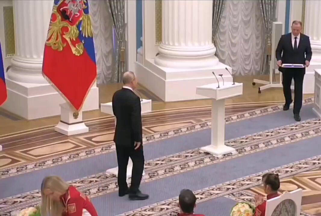 Путин је клекнуо да додели Орден пријатељства победнику Параолимпијских игара, скијашу Ивану Голубкову. 🇷🇸🇷🇺