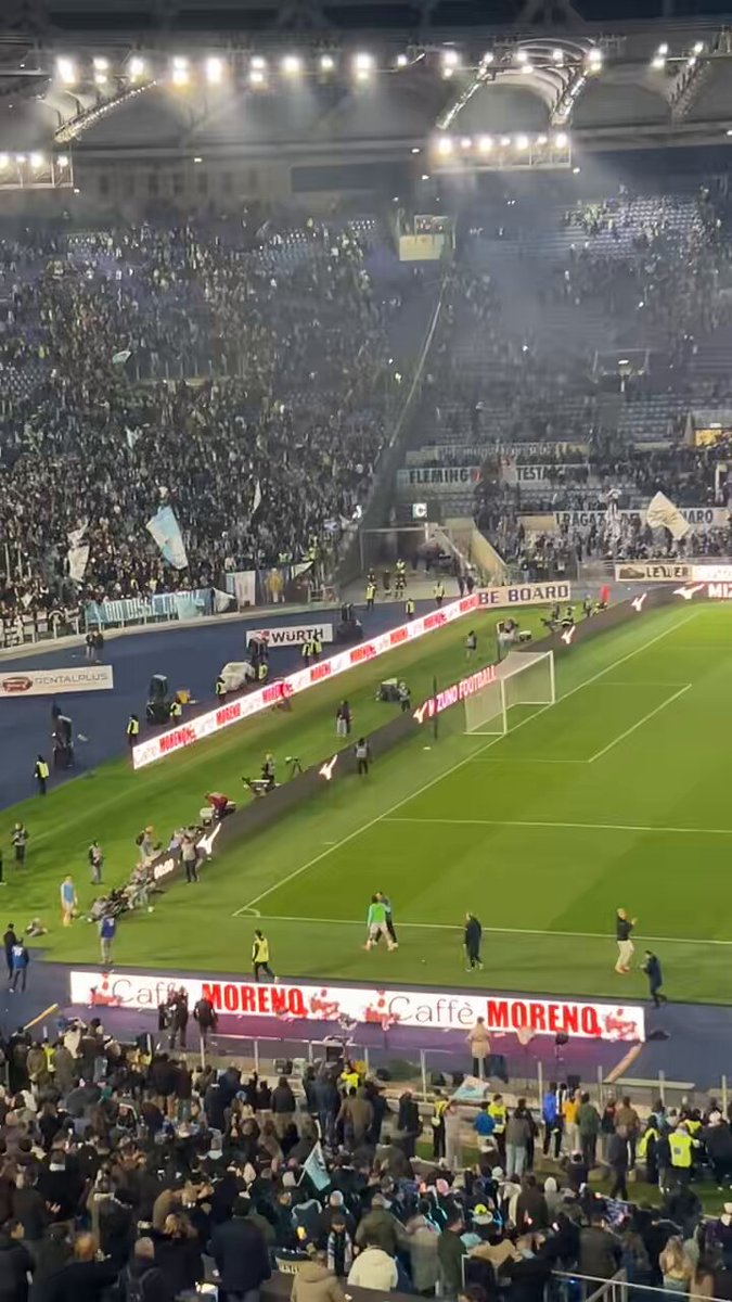 Maledetti bugiardi diffamatori mistificatori della realtà, questo è Sarri che viene PORTATO DA PELLEGRINI - P E L L E G R I N I - sotto la nord a fine partita combatterò ogni vostra menzogna con la verità finché avrò voce per denunciare le vostre malefatte.