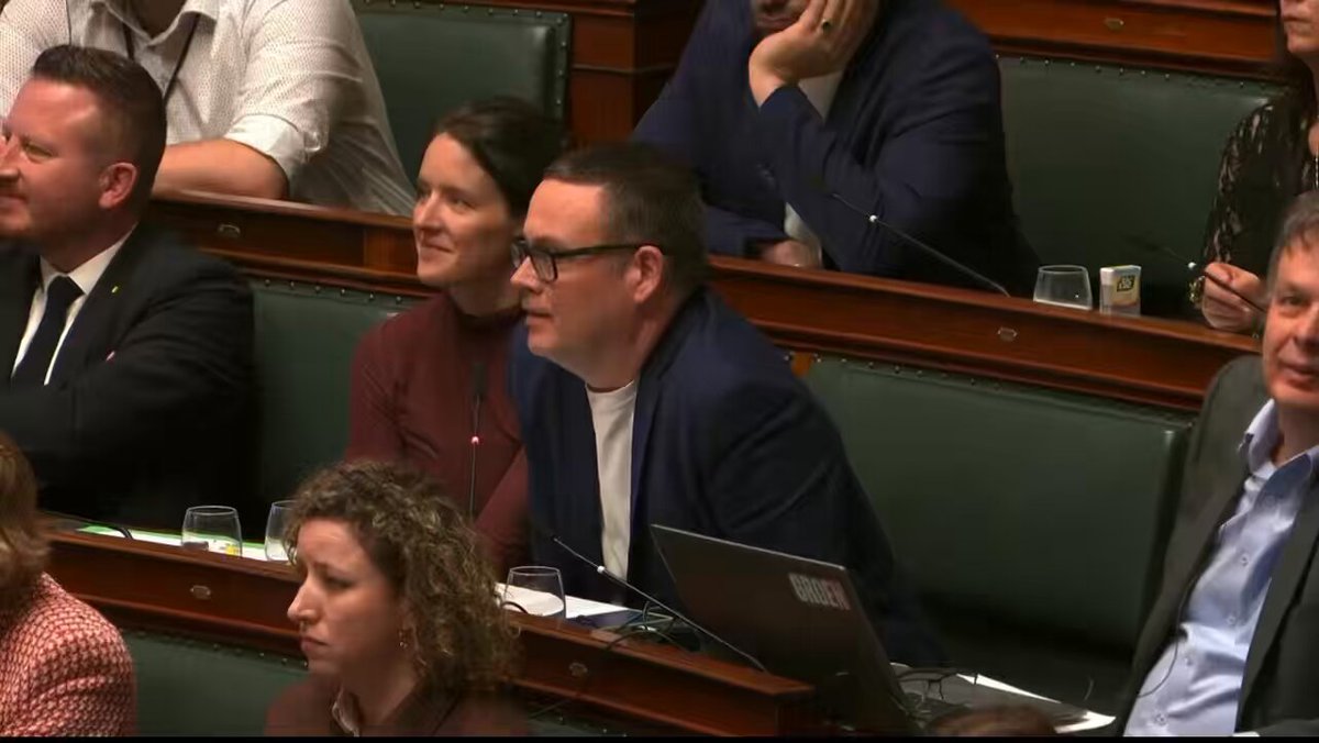 Incroyable. À 18h26, le MR publie un visuel pour une baisse des accises. À 20h25, les députés MR votent pour une augmentation des accises. Sans honte.