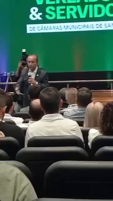 Com vocês, o chilique do governador de SC, Jorginho Mello, ao ser questionado por vereadora. Conseguiu ser tão constrangedor que levou vaia dos políticos. Olho no lance.