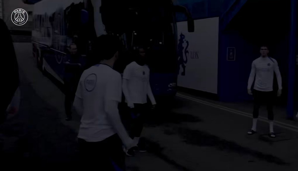 Le groupe d’une vie pas capable de se retenir de toucher le ballon avant le début de l’entraînement la veille de Chelsea, ça fait un brésilienne sur le parking