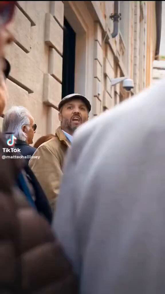 Qui il video di Hallissey e Blengino che accolgono i propagandisti filorussi invitati dal M5S in parlamento, tra cui il combattente Fazolo che andò in Donbass coi russi. Questi sono gli alleati di Elly Schlein assieme ai quali ci chiederà il voto l'anno prossimo?🤣🤣🤣