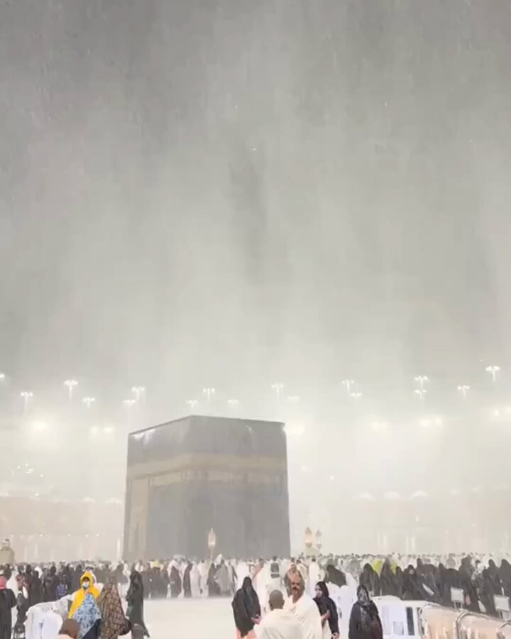 Kabe'de yağmur etkili oldu.
