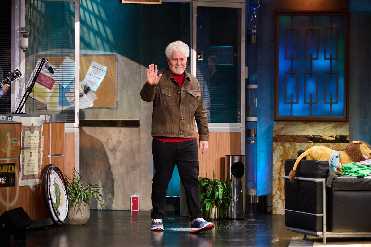 👏 Pedro 👏Almodóvar 👏 Faltan manos para aplaudir y sobran las palabras. Casi se cae el teatro cuando ha entrado. #LaRevuelta