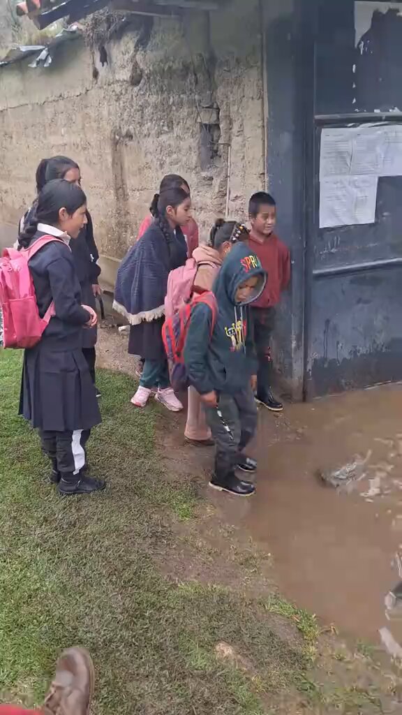 36 años de fujimorismo económico y así están las escuelas del Perú al iniciar el año escolar ¡Vergonzoso! #FujimorismoNuncaMás