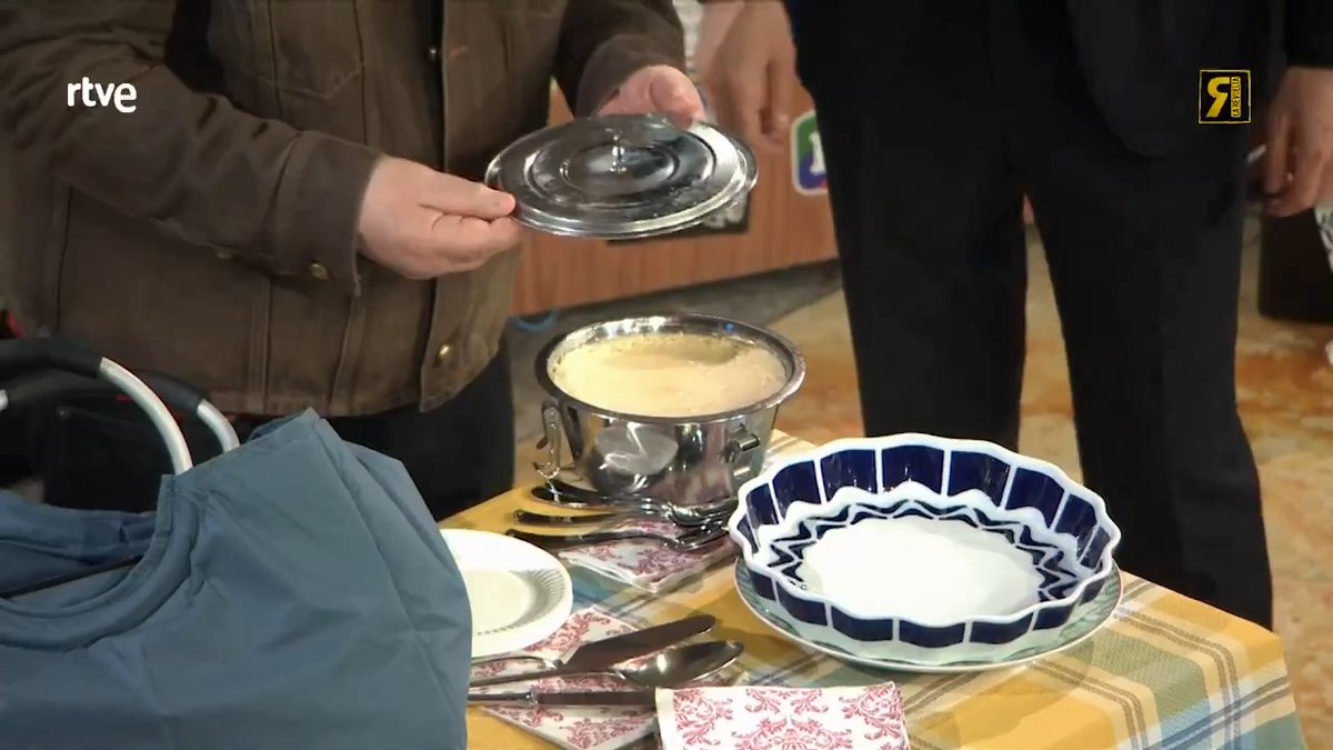 🍮 Decidme si alguien esperaba que Pedro Almodóvar viniese al programa con un flan hecho por su hermana María Jesús. Queremos receta #LaRevuelta