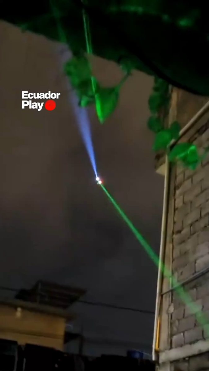 🤡 Chistositos. Durante el #ToqueDeQueda, un ciudadano subió a TikTok el momento en que apuntó con un láser a un helicóptero de las Fuerzas del Orden mientras realizaba rondas de control en su sector, según él, en venganza por no poder salir.