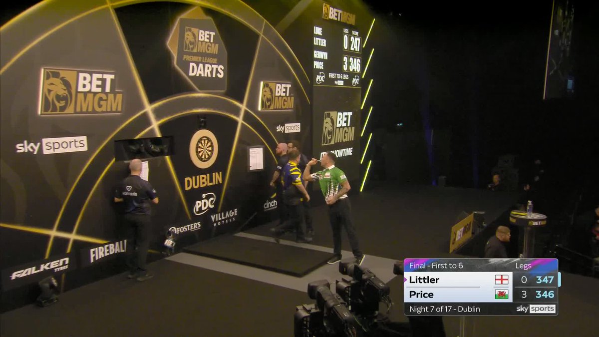 PRICE IS 4-0 UP! WOW 🤯 Gerwyn Price is 4-0 up on Luke Littler, and just TWO legs away from winning his second night of the season! 📲 #PLDarts | Final