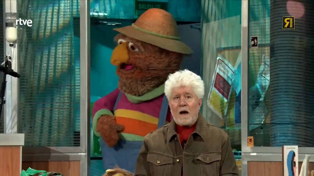 ✋🏻😐🤚🏻Absolute cinema Don Pimpón ha pasado de comerse una rata a cantarle a Pedro Almodóvar. El resurgir de Don Pimpón. Sublime Lalo Tenorio #LaRevuelta