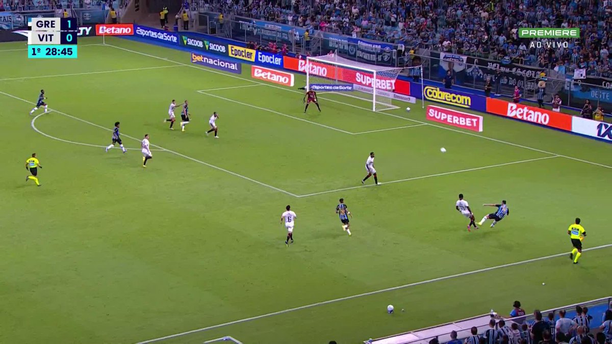 O árbitro chegou a marcar pênalti em Carlos Vinícius nesse lance, mas após revisão do VAR, voltou atrás.