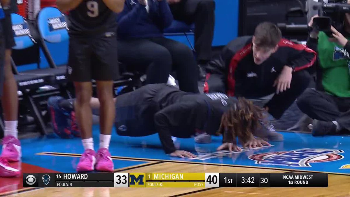 STRONG finish through contact, and the Howard Men’s Basketball bench is loving it 😤