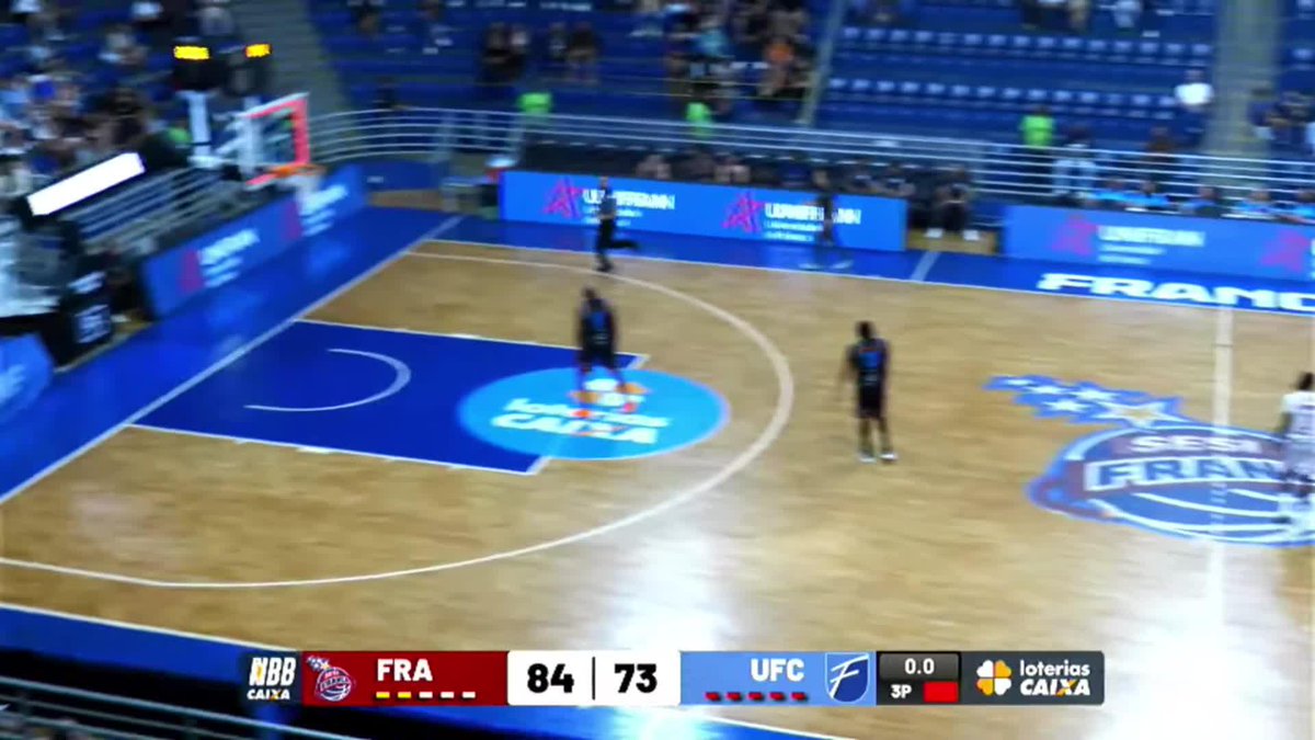 O CARA ACERTOU UMA CESTA DO GARRAFÃO DO OUTRO LADO DA QUADRA NO NBB