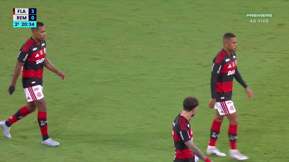 Simplesmente Samuel Lino saindo aplaudido pelo Maracanã inteiro após ser substituído Tá jogando muito com o Leonardo Jardim Adaptou ?