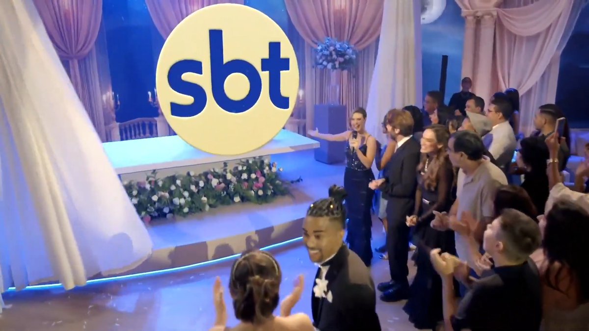 🚨 SBT lança chamadão com novidades que serão lançadas em abril na programação da emissora! O mês se iniciará com o #FábricaDeCasamentos e finalizará com o #TroféuImprensa, passando por #Impuros, #ComédiaSBT e futebol. Confira: